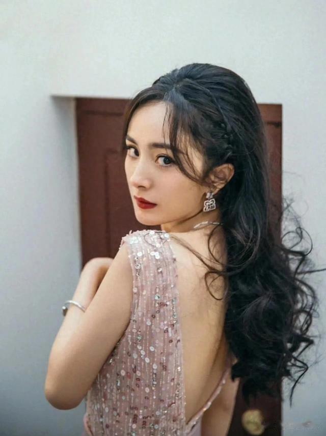 杨幂:气质绝尘,解锁清冷之美