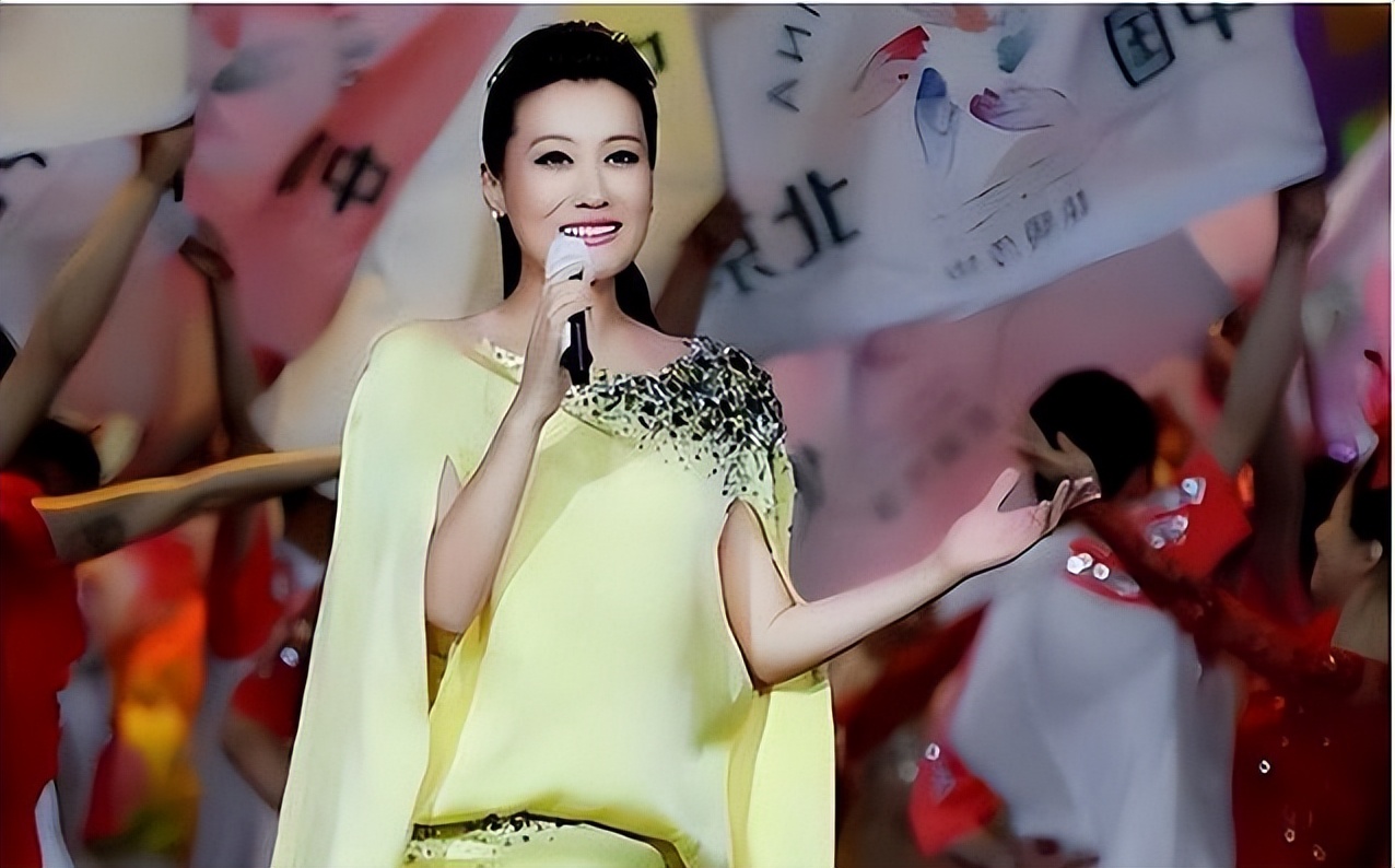 她是著名歌唱家,12次上春晚,嫁院士丈夫生双胞胎,如今怎样了?