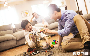 “爸爸，我不要聋子当妈妈！”父子俩密谋背叛她时，却不知她早已恢复听力