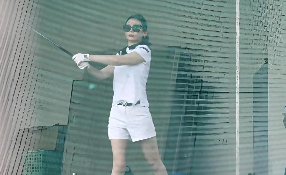 嫁父亲同学,继女比她大3岁,丈夫死后出国潇洒,她的人生太炸裂