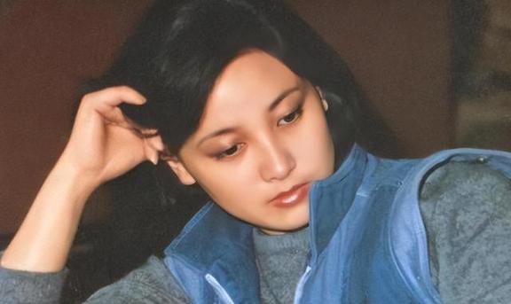 离婚是68岁邓婕一生的难处，继子不争气，养女现在很像丈夫！