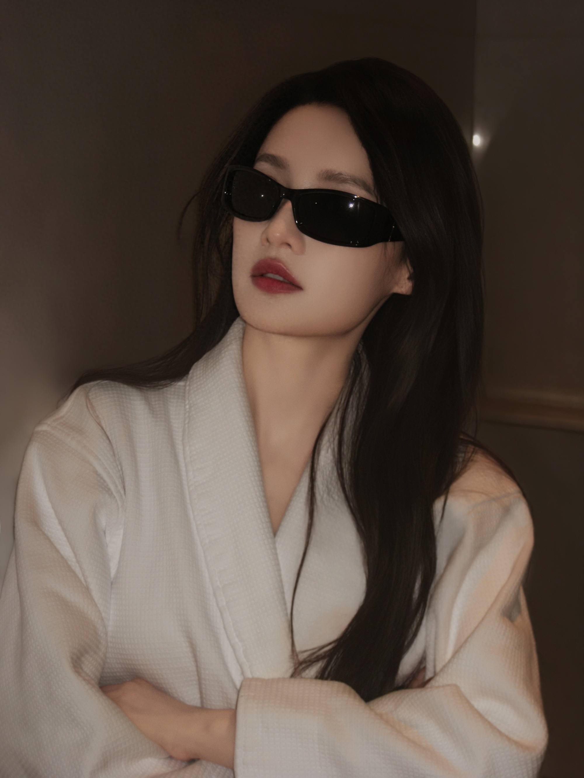 李沁的日常照也太会拍了吧！从浴袍到牛仔，每一套都美到心巴上