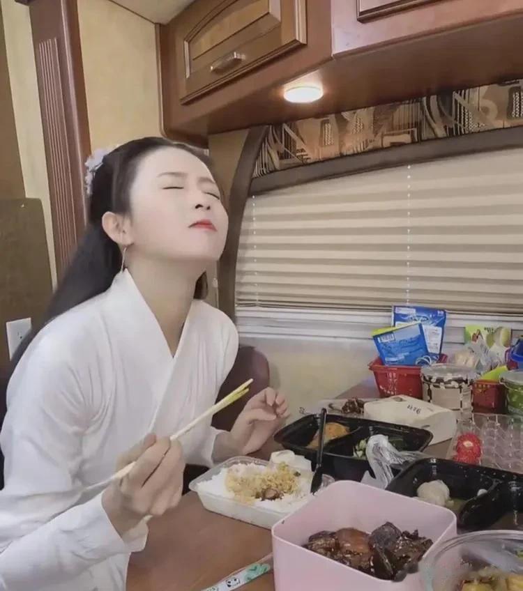 30岁白鹿吃盒饭引关注:白衣造型舔嘴吃肉,接地气模样无女神包袱