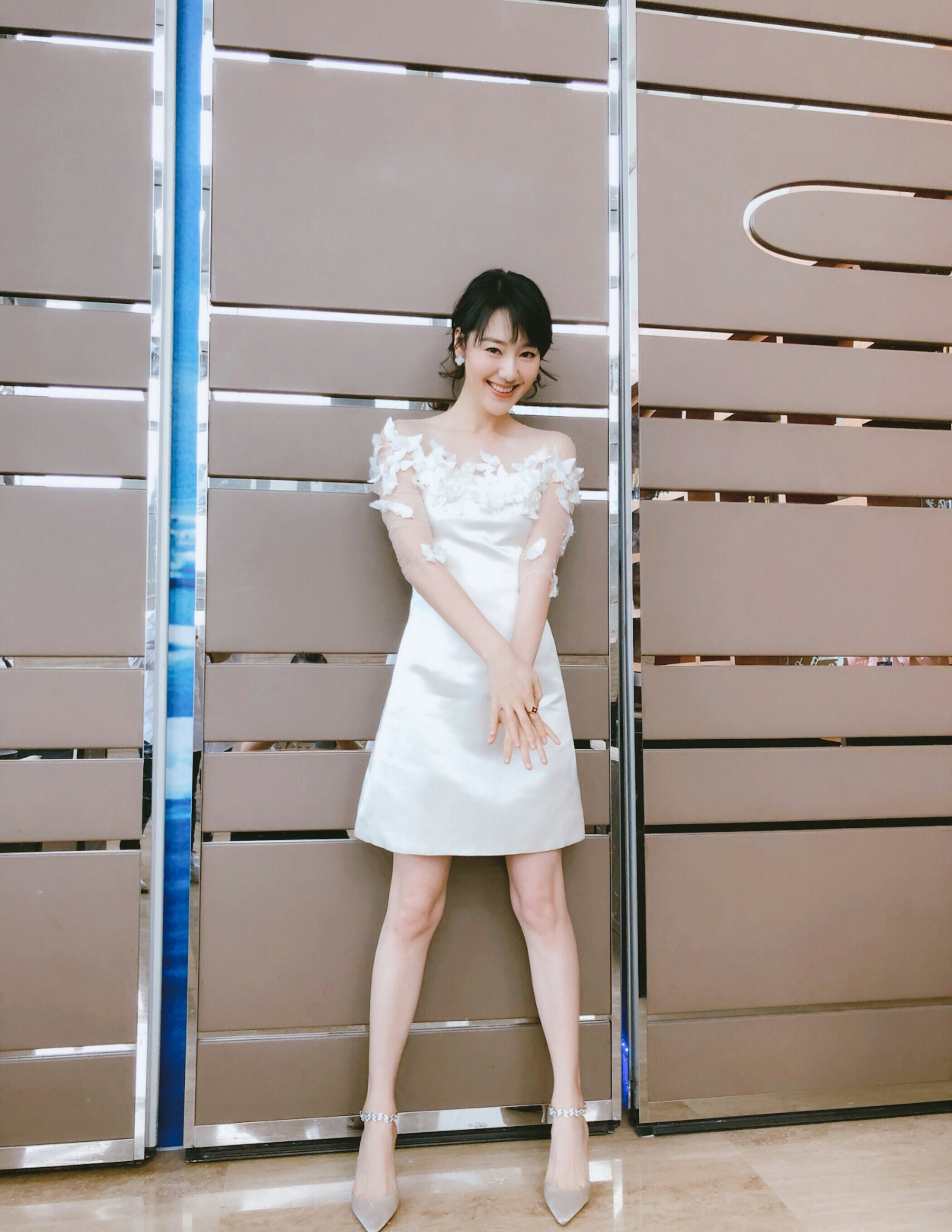 上海美女主持王冠：住三层豪华别墅，42仍像24，和丈夫像两代人