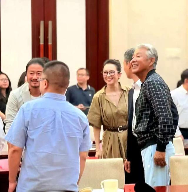 差五岁却像两代人,央视无滤镜镜头里,戳破章子怡吴京的真实差距