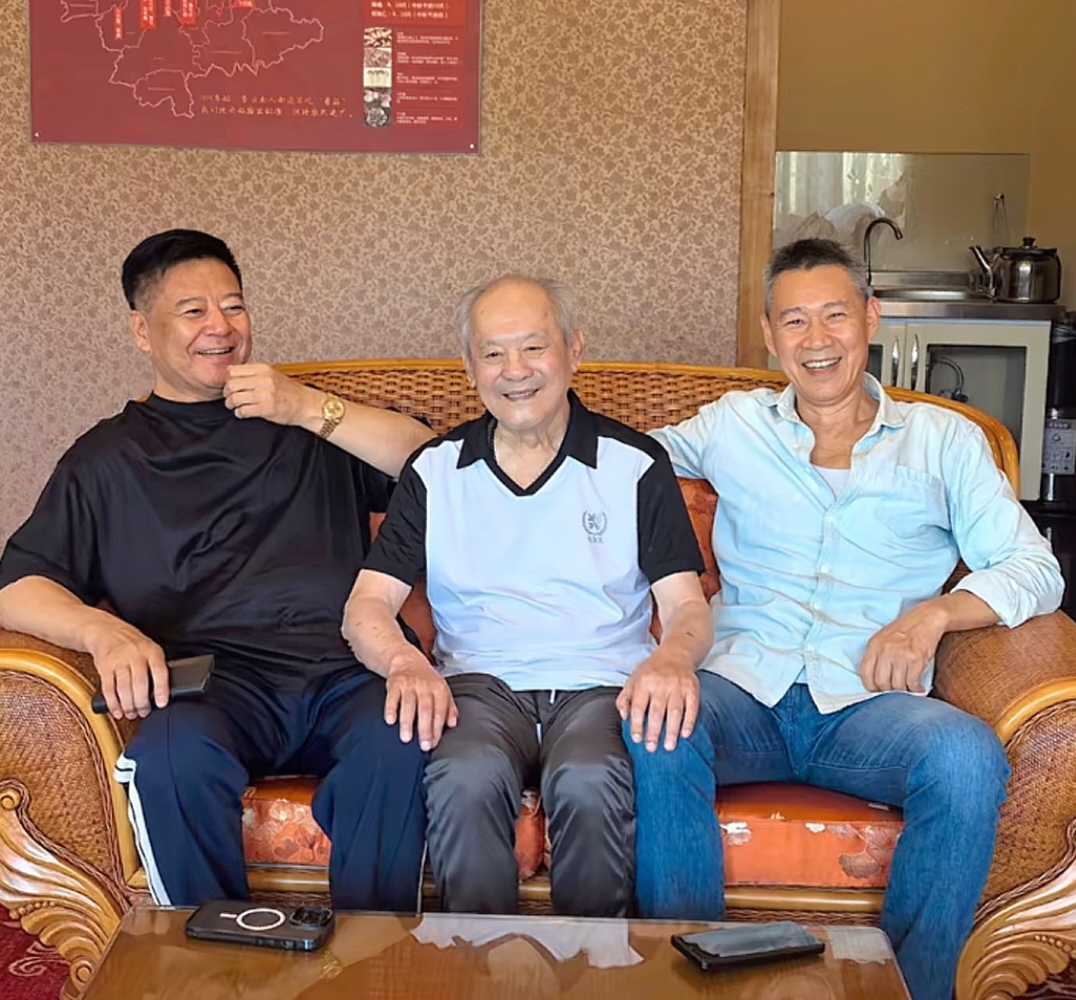 69岁张丰毅参加北电同学聚会,和沈丹萍互动亲近,张铁林也在场