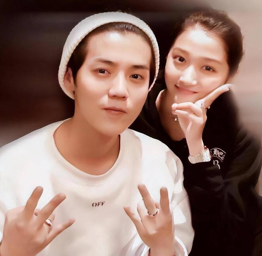 分手消息藏不住了？鹿晗关晓彤同天现身,一个细节暴露恋情现状