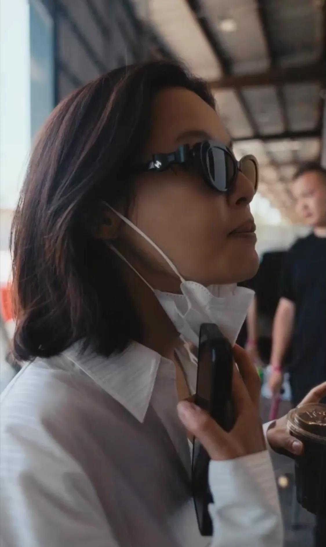 刘亦菲爱吃肉,杨幂穿睡衣上班,迪丽热巴又捂上了,宋佳私服帅气