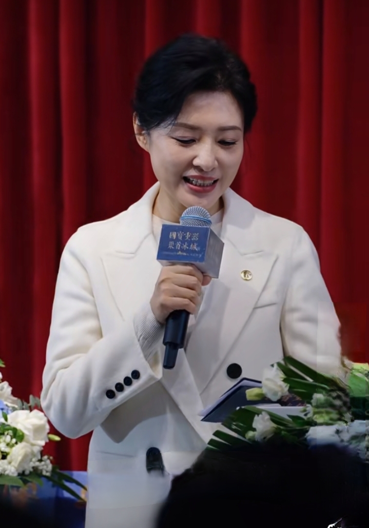 周涛一袭白西装主持国宝特展，优雅端庄尽显独特气场