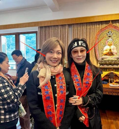 57岁张敏咖啡厅罕露面，皮肤白皙气质优雅，和小10岁男友恩爱甜蜜