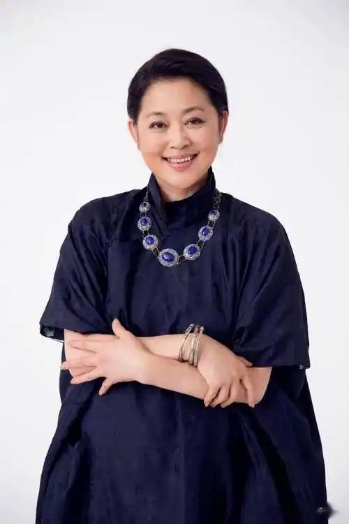 66岁倪萍庐山落泪:身家过亿难买儿媳,儿子拒婚背后隐情太扎心