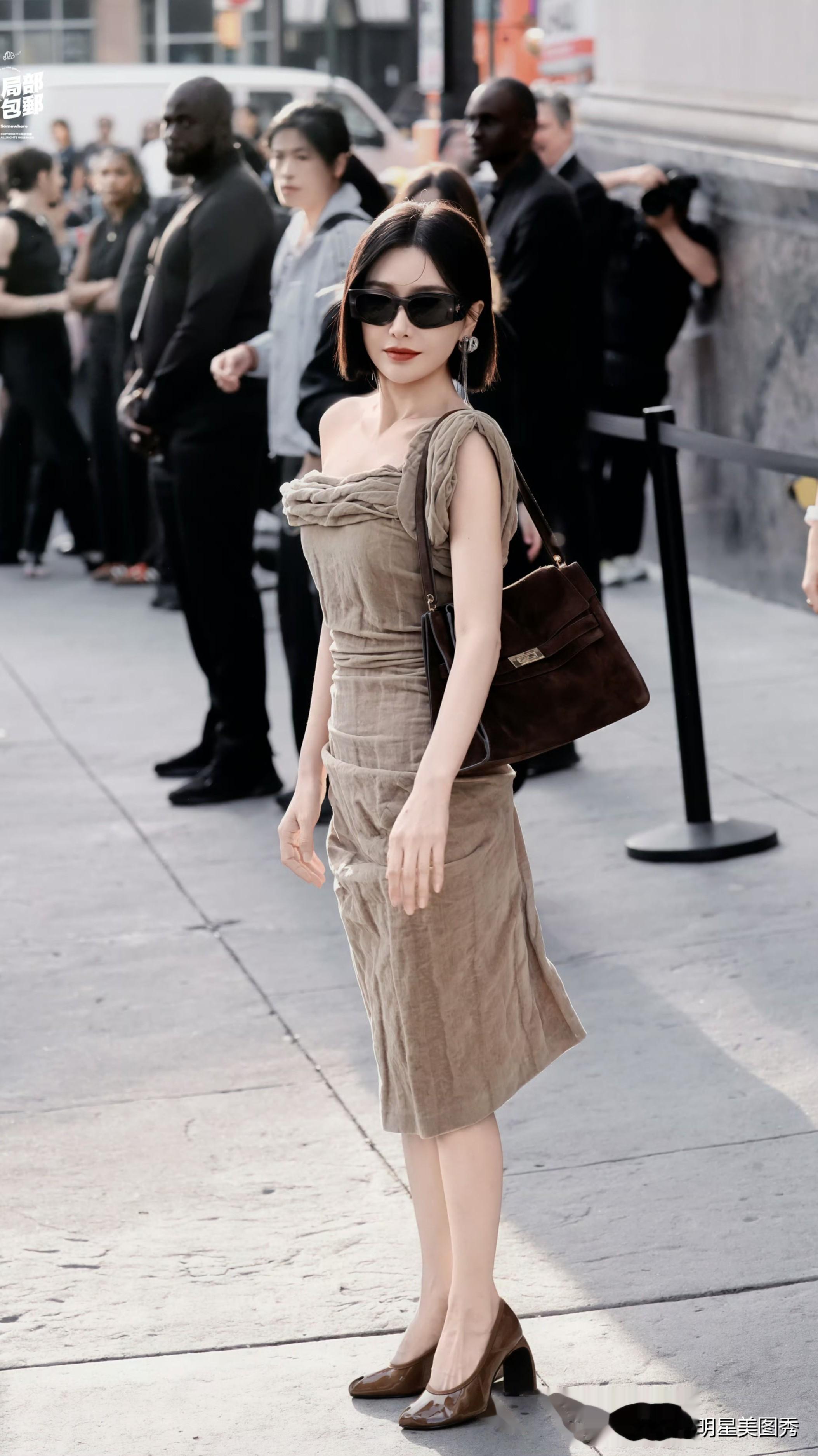 纽约时装周秦岚身着品牌驼色连衣裙,优雅现身。