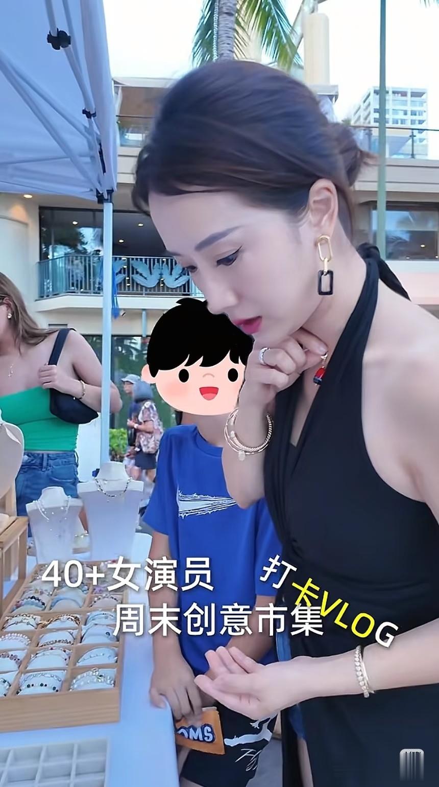 40+李念穿超短逛街，生三娃还被搭讪问有没有男朋友！这少女感绝