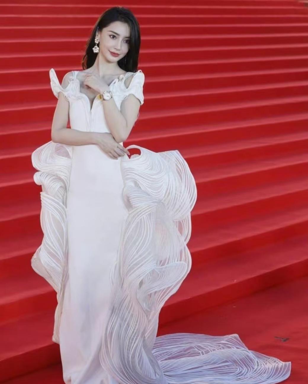 杨颖36岁生日冷清，明星朋友为什么都沉默了？