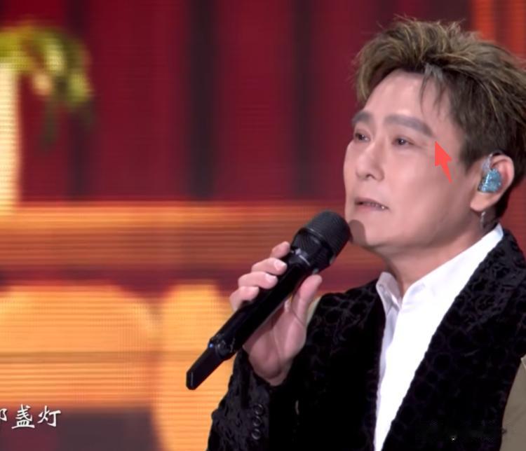 明星跨年夜造型太拉跨：戚薇好像鸡毛掸子，关晓彤又穿错裙子