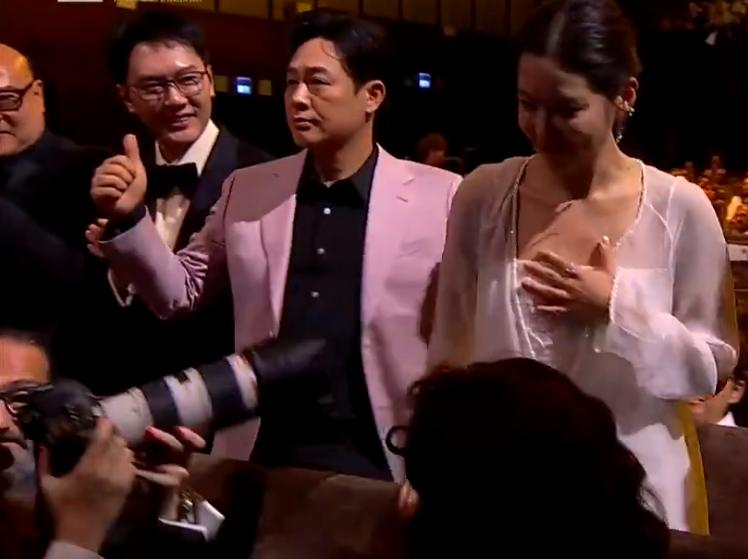 辛芷蕾夺威尼斯“影后”瞬间，张颂文微表情值得玩味，全程黑脸？