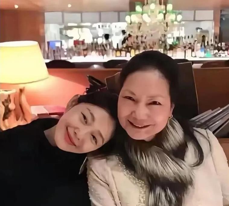 家丑外扬？S妈深夜连发感叹号，怒斥具俊晔是吸血鬼？