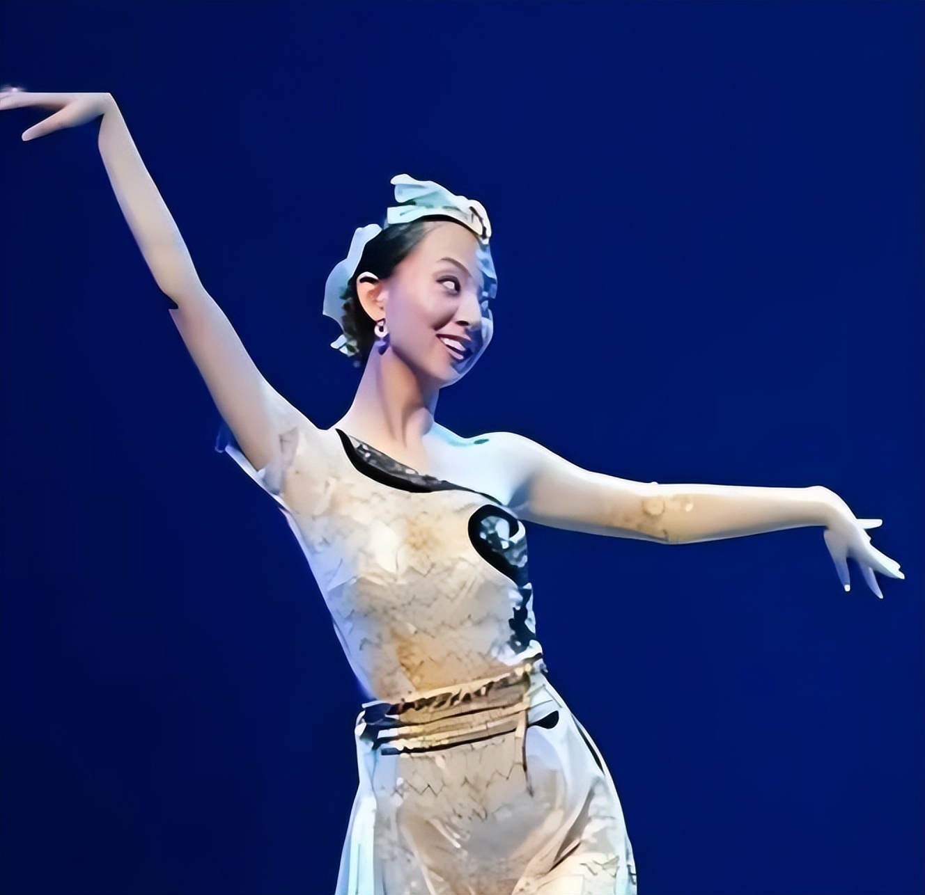 当年千手观音的聋哑人领舞，被富商苦追8年，如今她成了这副模样