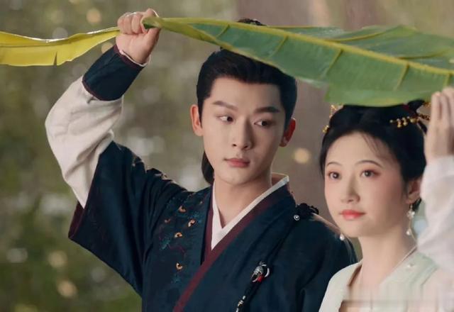 《似锦》中张晚意和崔航站一起，30岁与35岁男演员气质差距尽显