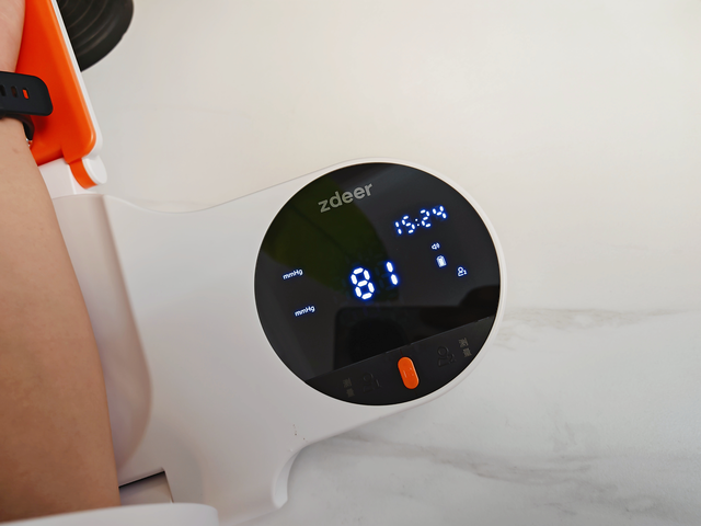 告別測血壓麻煩的煩惱，老人也可輕松上手，左點臂筒式血壓計評測