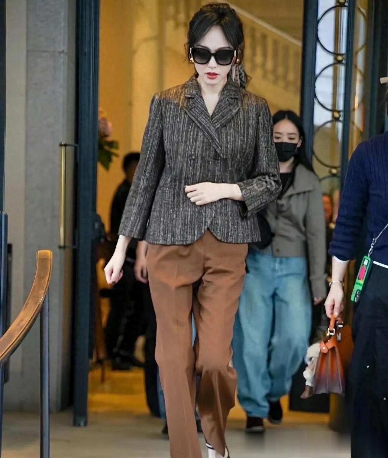 唐嫣米兰时装周路透,网友辣评:四十岁打扮成五十岁