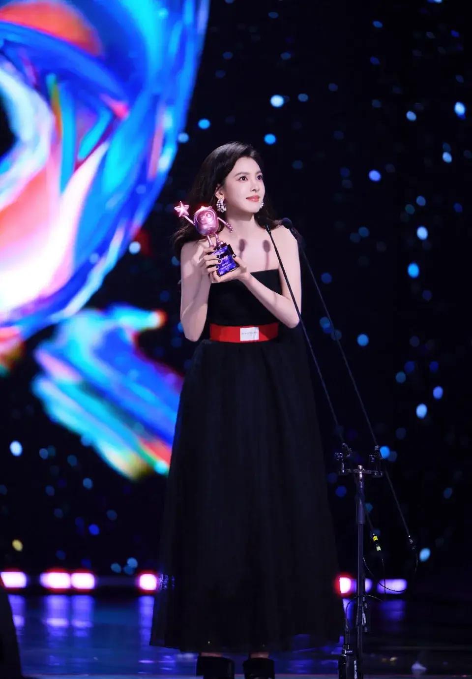 内娱白月光！章若楠白茉莉花造型真是太绝了，披肩成全场焦点！