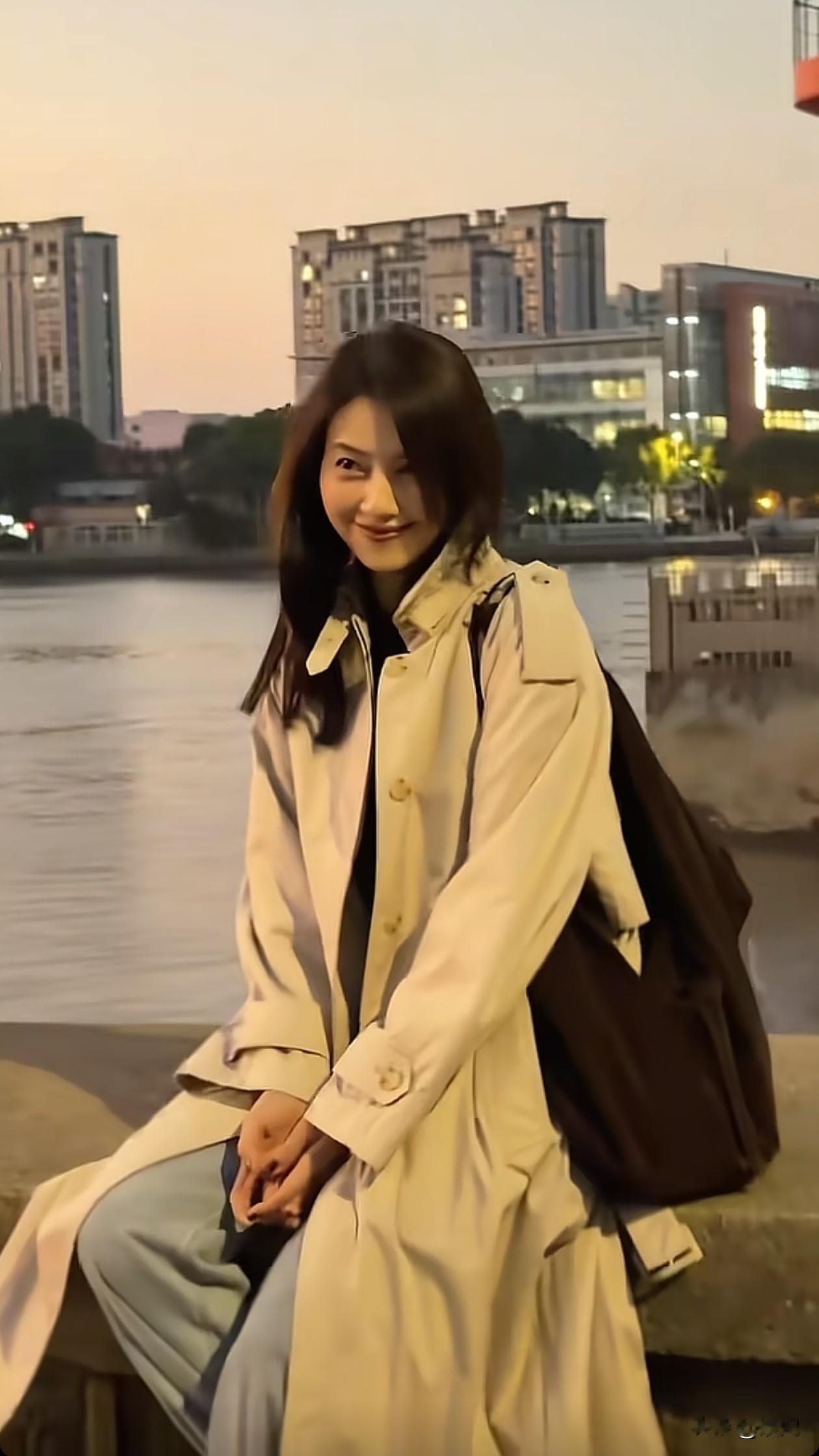 46岁高圆圆户外穿搭:风衣+牛仔裤,状态好得像18,赵又廷好福气