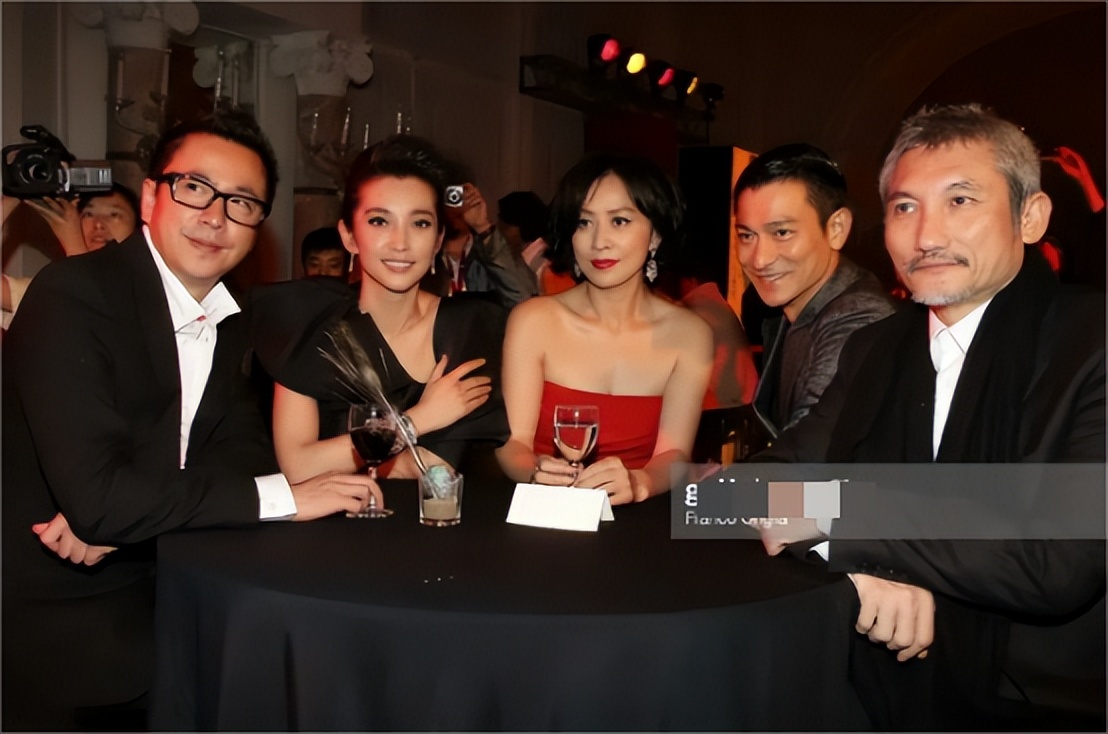 55岁王中磊现状：欠债6亿，靠妻子带货养家，19岁儿子端盘子谋生