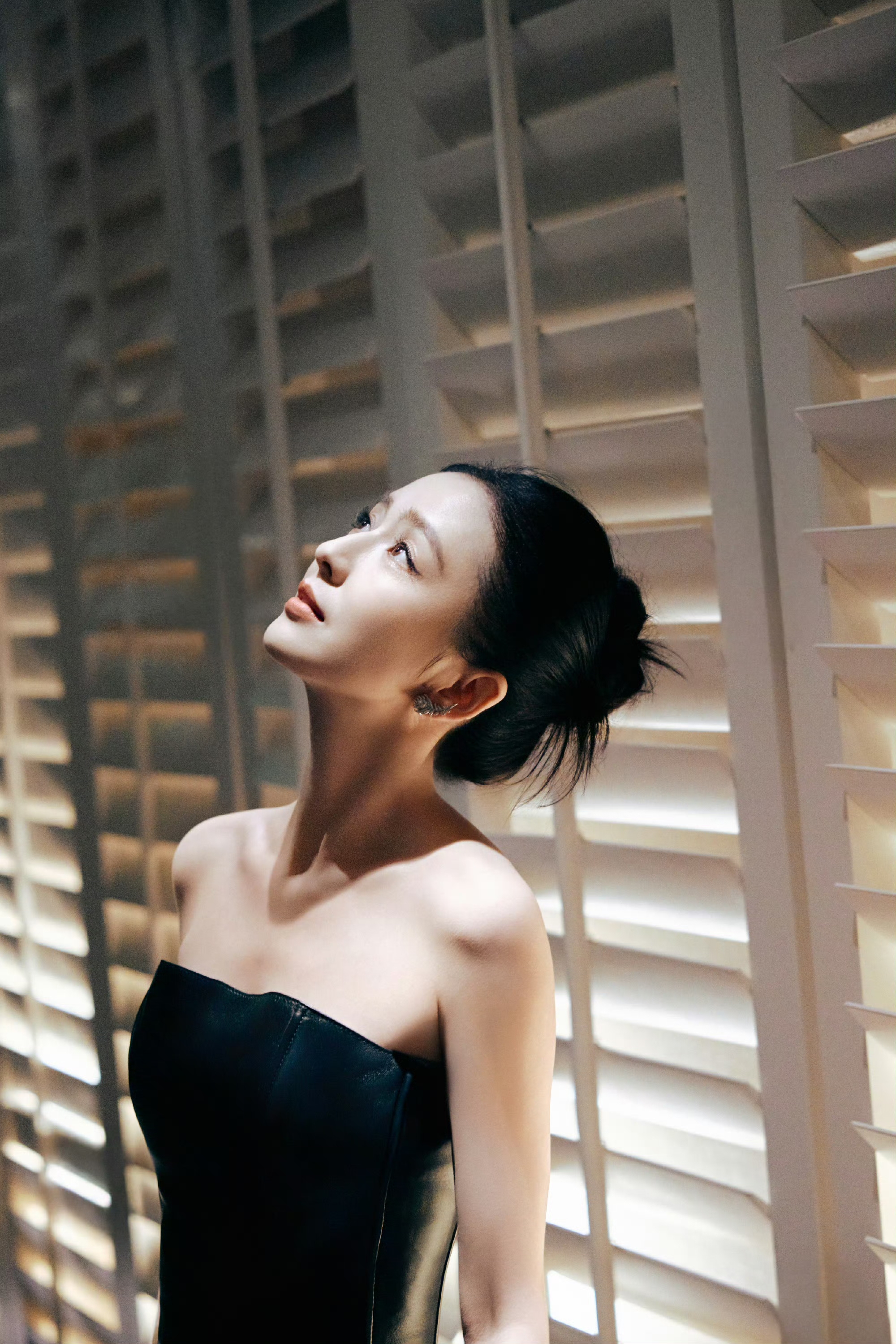 佟丽娅抹胸连衣裙,优雅高贵