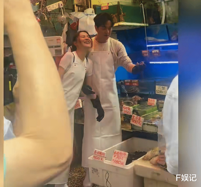 萧正楠黄翠如在市场积极卖海鲜 引起街坊围观误以为两人转行
