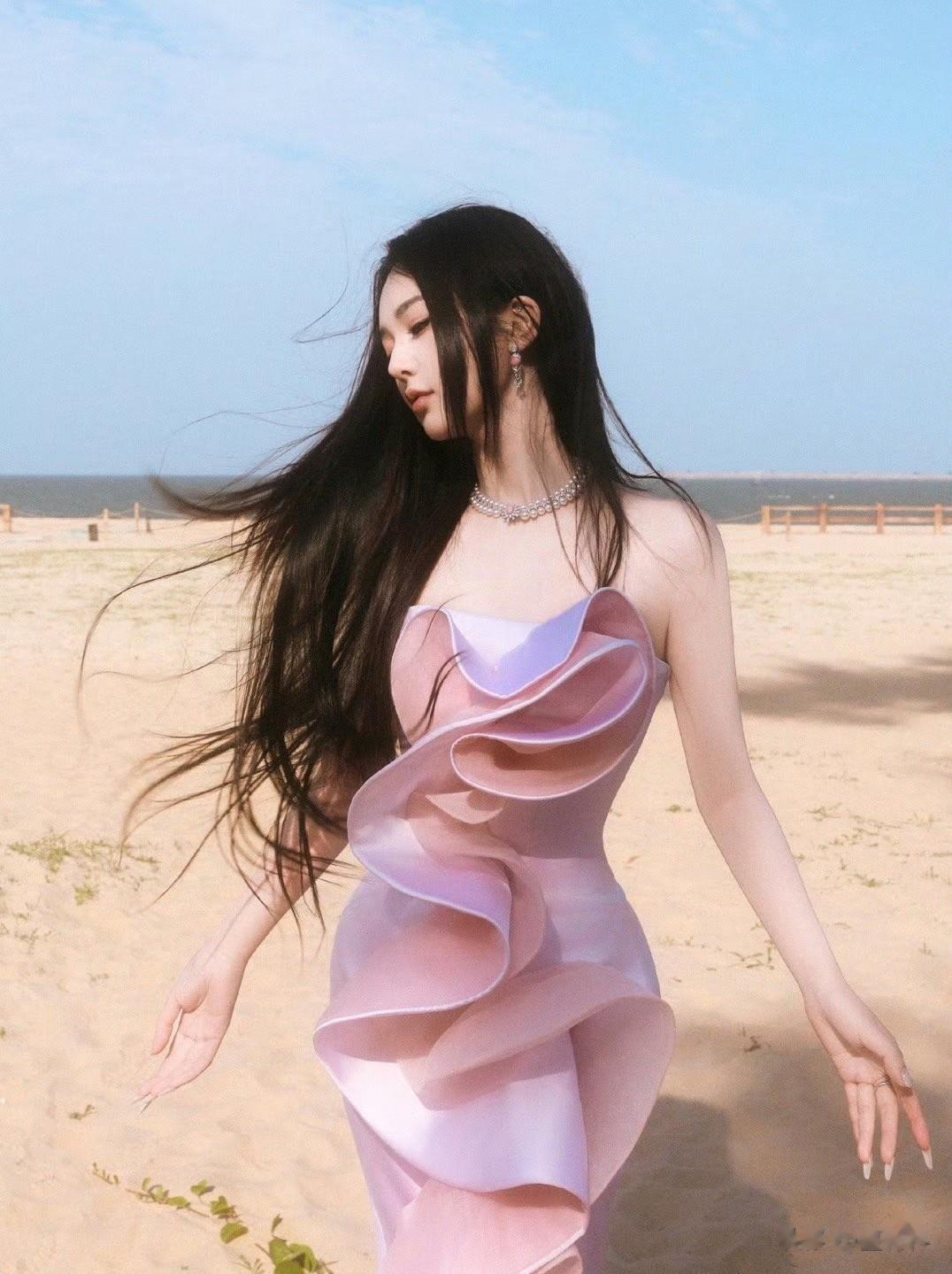 跨年名场面！靳梦佳递麦封神，美到认不出