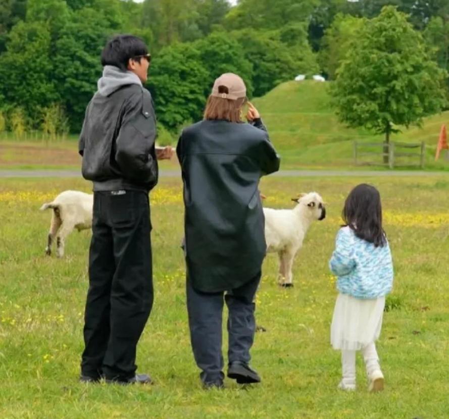 唐艺昕晒圣诞美照!穿红衣戴圣诞耳饰逛街,和女儿给老公买情侣袜