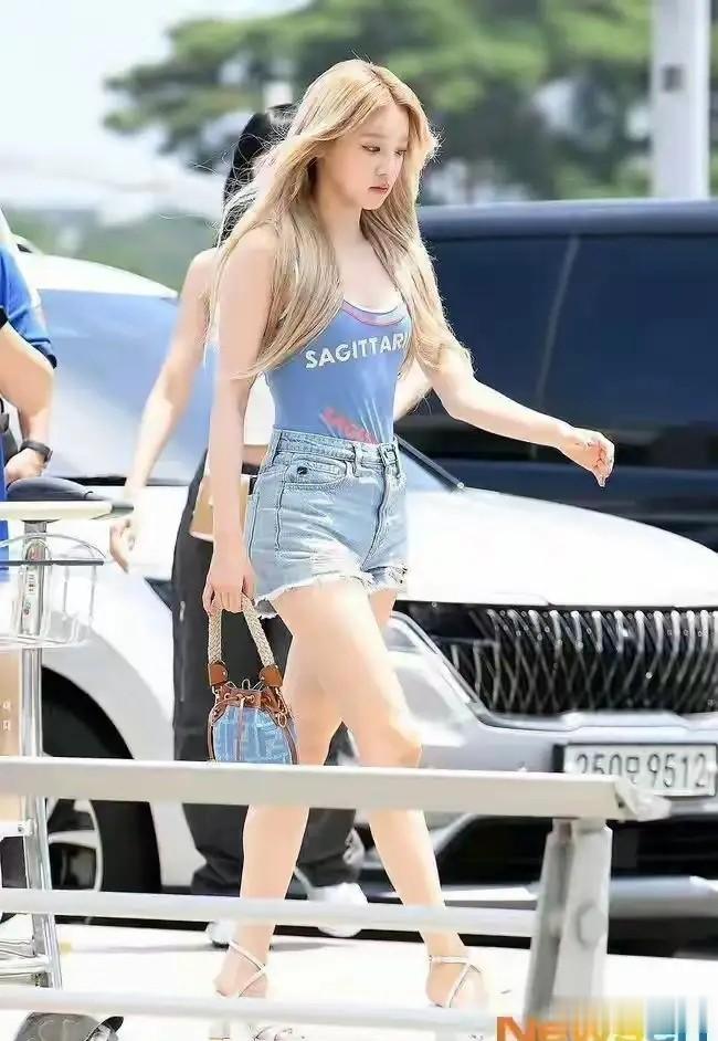 宋雨琦身材娇小，脚却意外抢镜，这反差萌也太可爱了