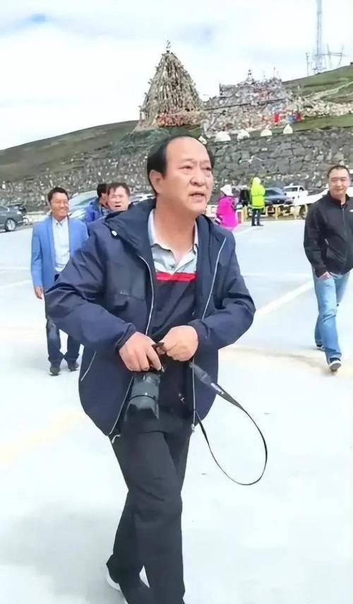 牛群：抛下冯巩后跟妻子也离婚了，如今76岁没积蓄，近况如何？