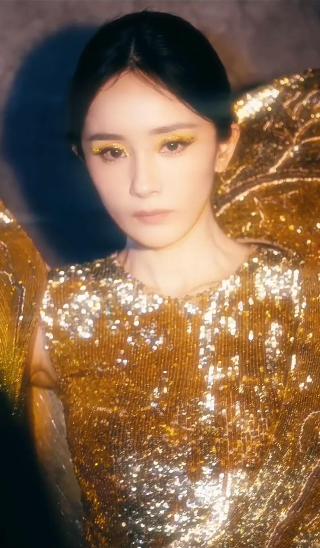 刘亦菲爱吃肉,杨幂穿睡衣上班,迪丽热巴又捂上了,宋佳私服帅气