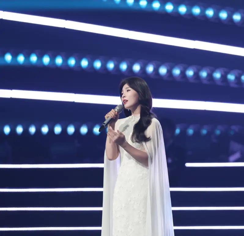 刘涛亮相2025大湾区电影音乐晚会,演唱《想你的365天》