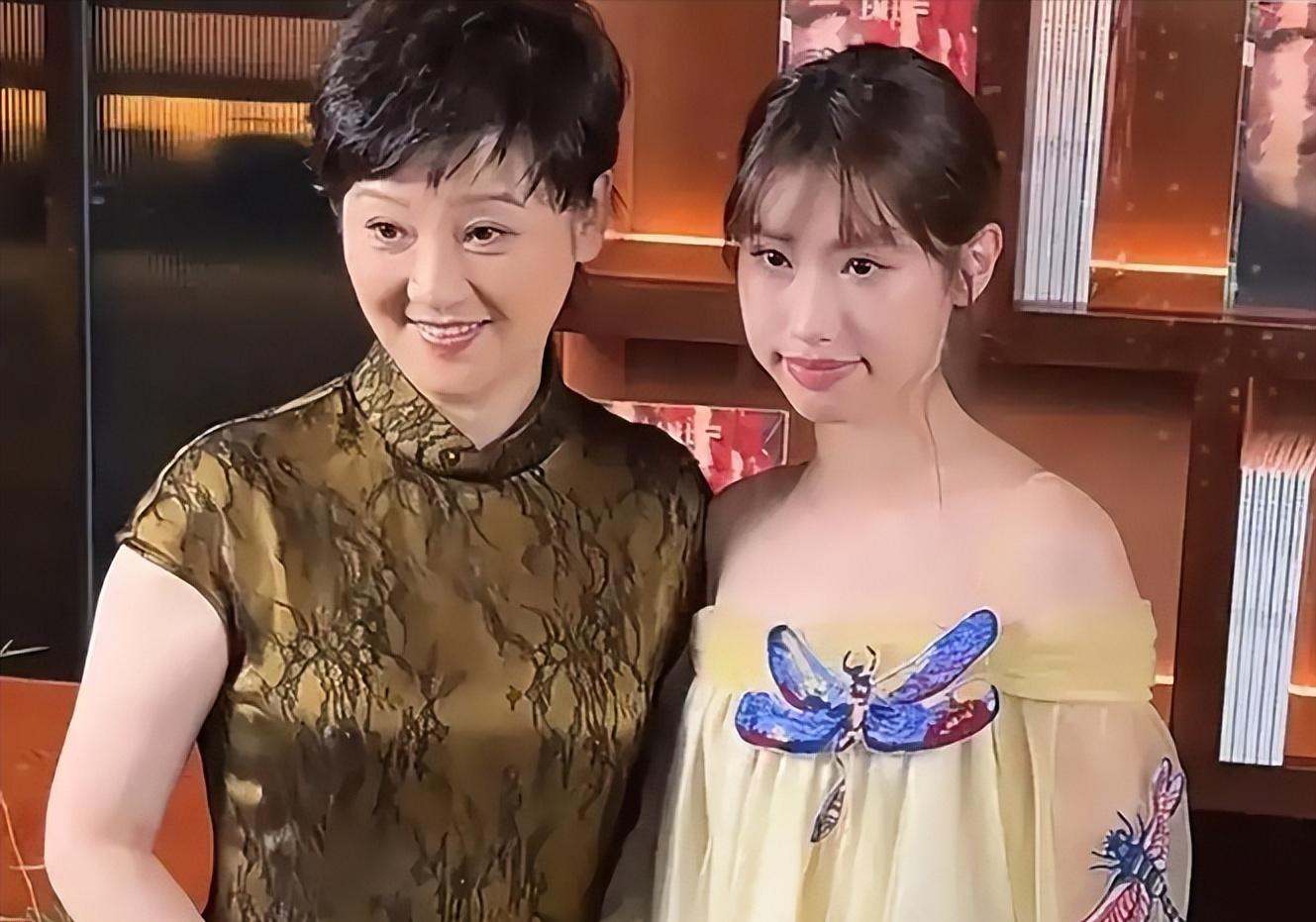 冯小刚也意想不到, 养女躲闪的表情, 暴露了他跟徐帆的真实婚姻状况