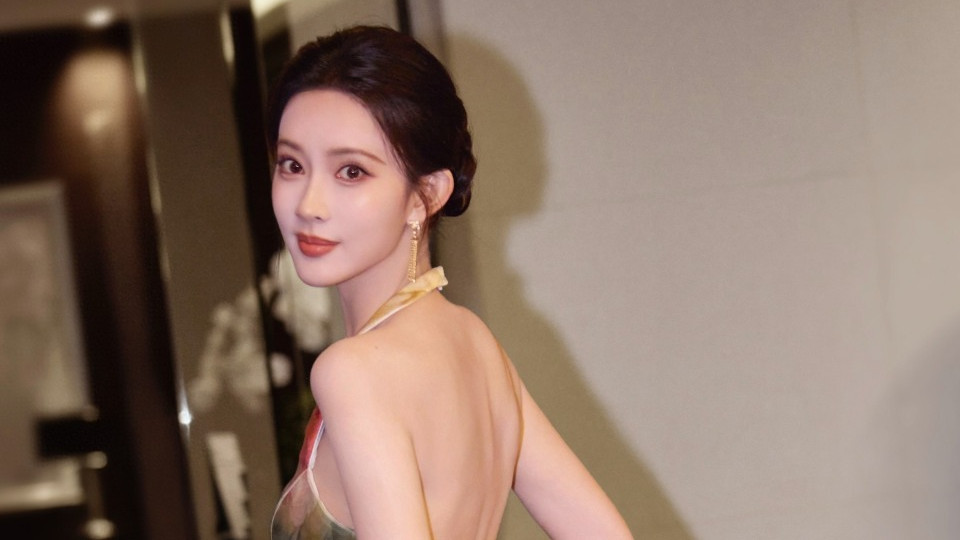 孟子义把秋日繁花穿在身上，这才是内娱颜值身材双顶配！