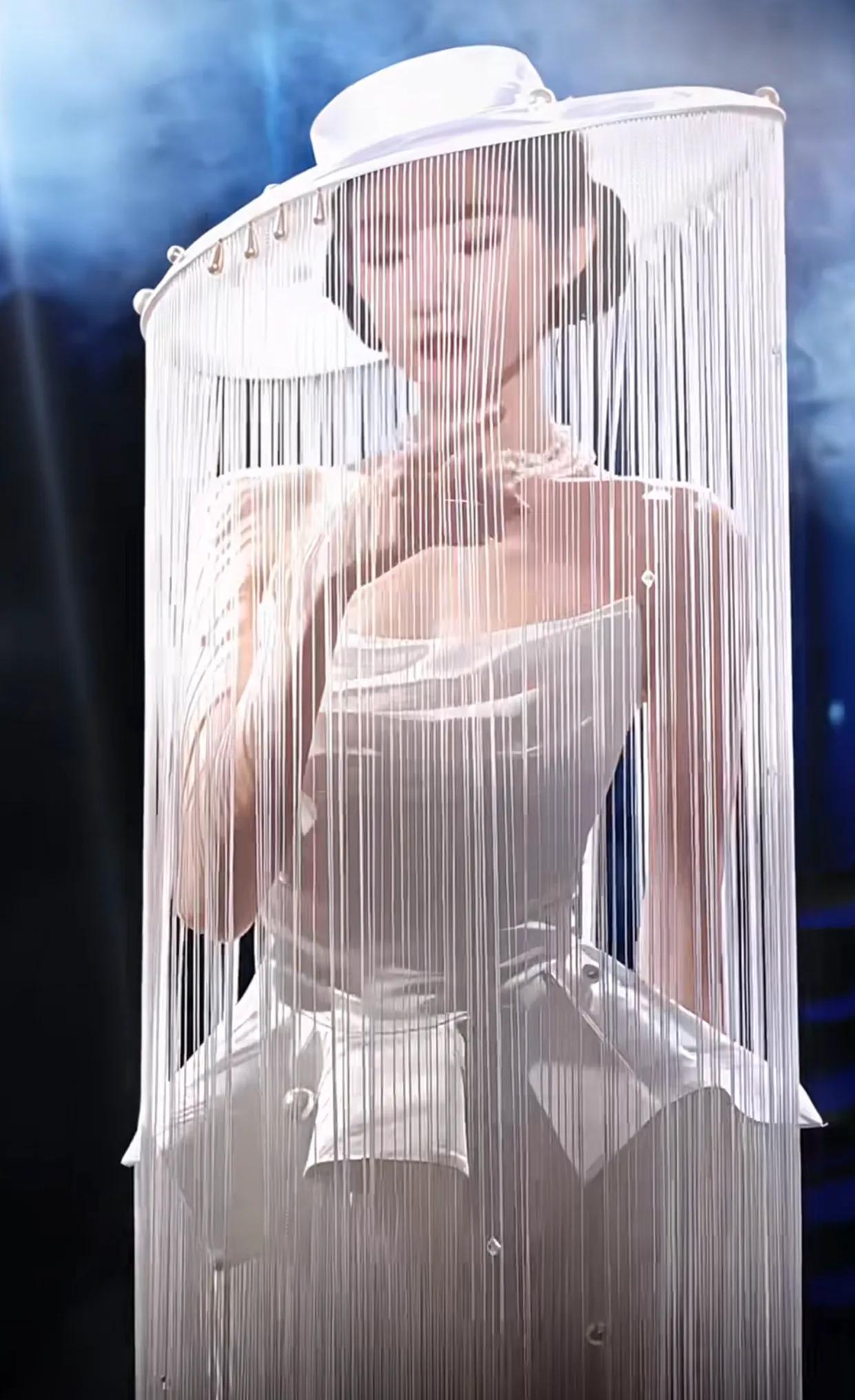 微博之夜最出圈造型！张艺凡成最大赢家，内娱终于有创新了