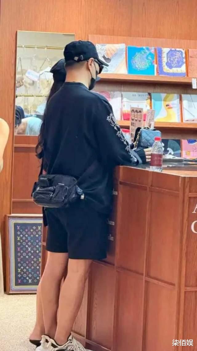 汪峰陪女友过七夕，又带着她去逛街，森林北主动牵他手完全被迷住