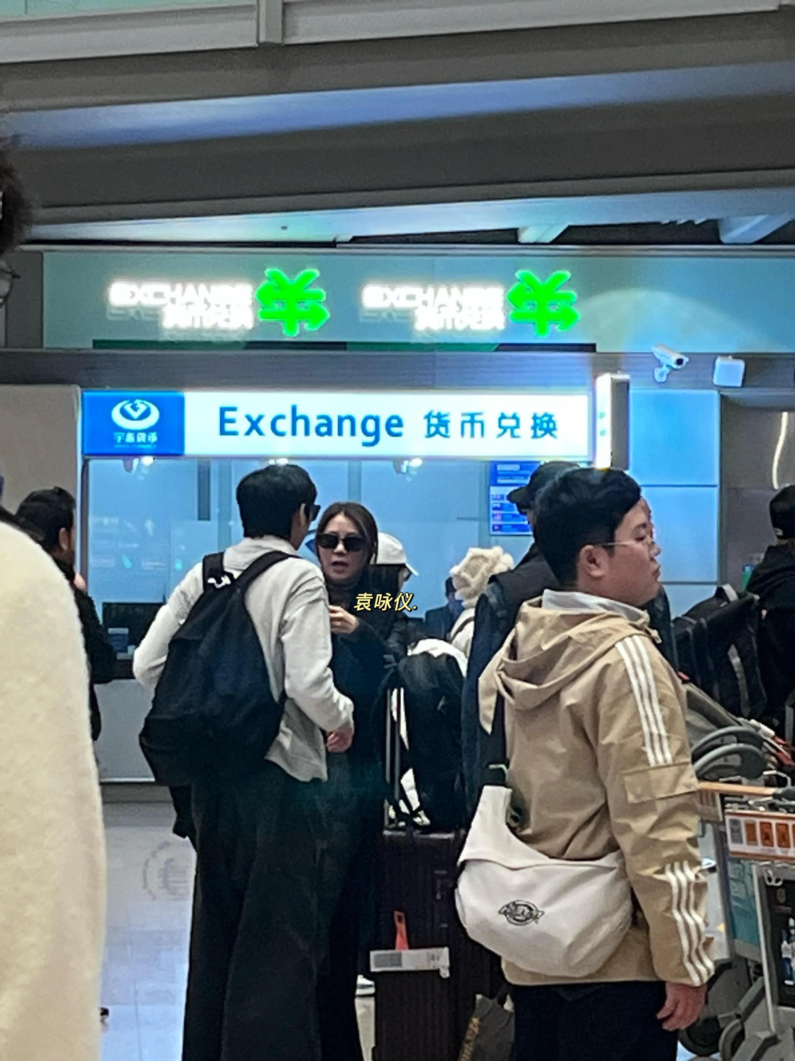 张智霖李承铉两家结伴飞北京，20岁魔童比爸爸高，被赞超级大帅哥