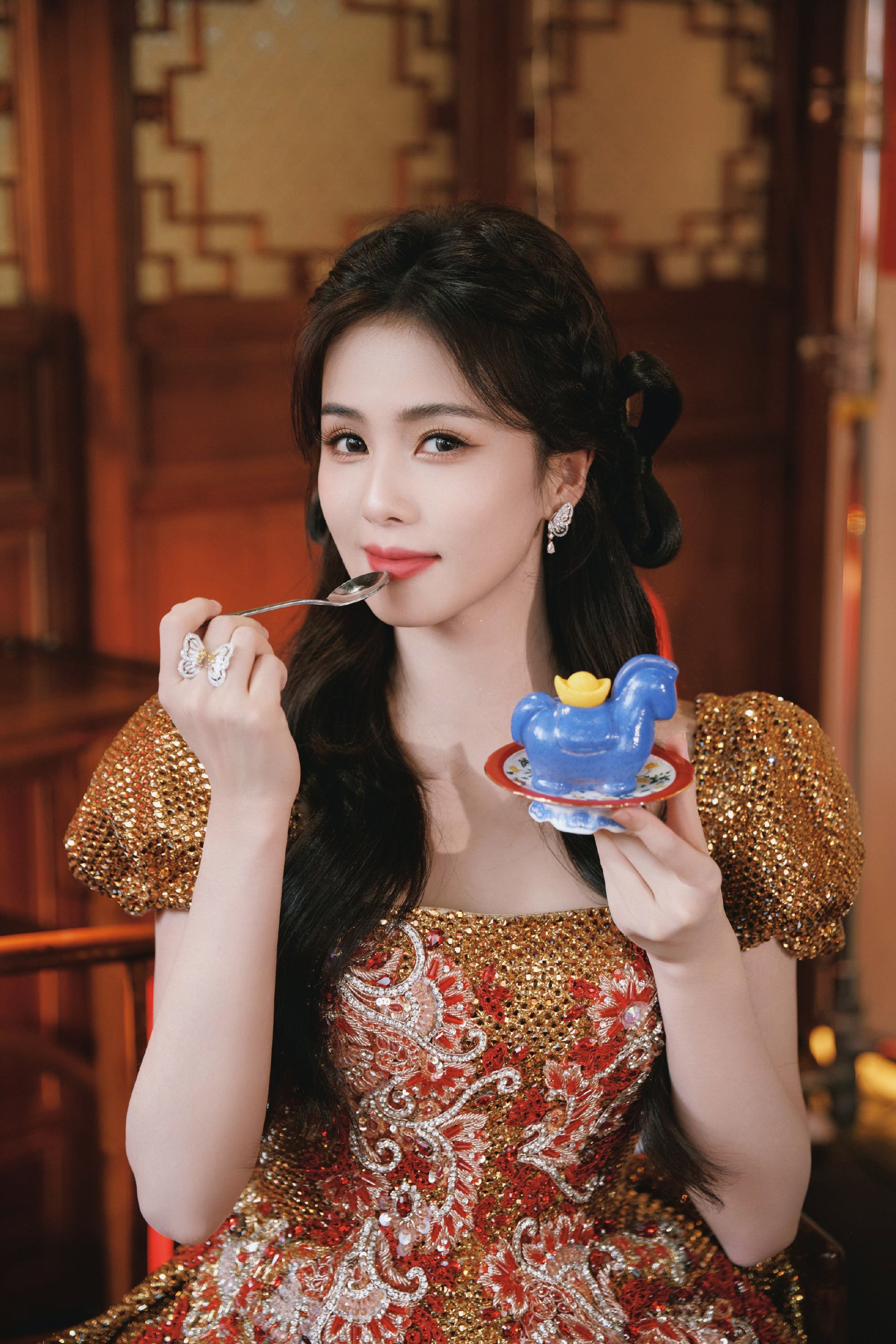 白鹿鎏金绣彩缀新春