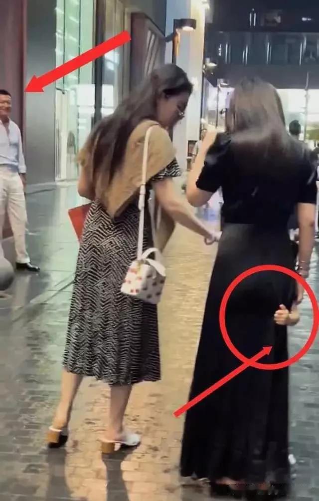 41岁朱珠生日路透，刘亦菲LV樱桃包抢镜，老公贴身牵娃反差萌 ?