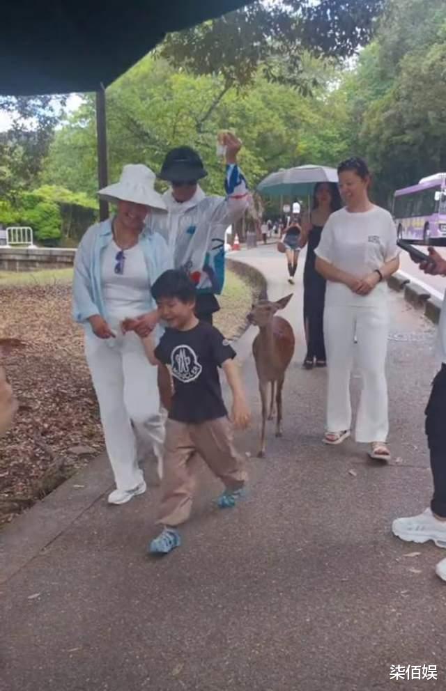 汪峰陪女友过七夕，又带着她去逛街，森林北主动牵他手完全被迷住