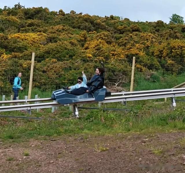 唐艺昕坐4小时火车游英国,5岁女儿长发到腰部,高鼻梁很像张若昀