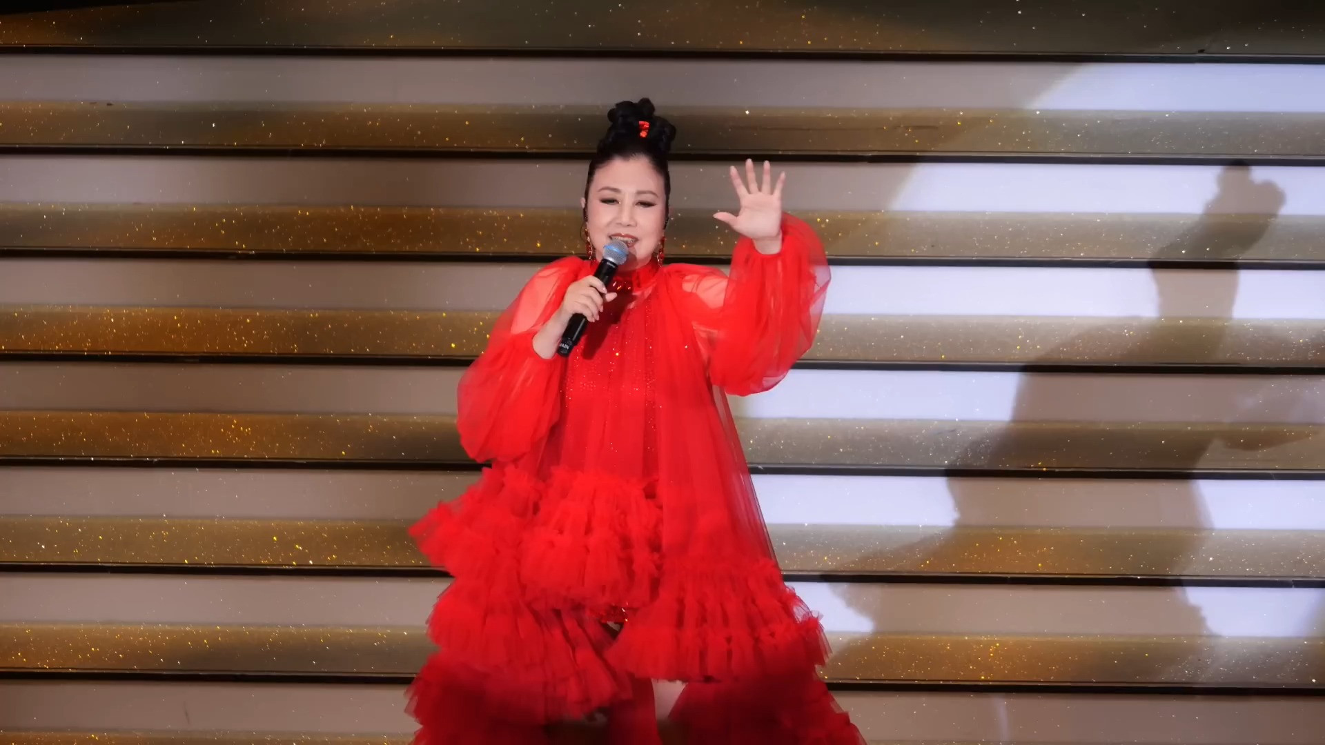 78岁汪明荃演唱会造型一言难尽，网友吐槽：又老又土！