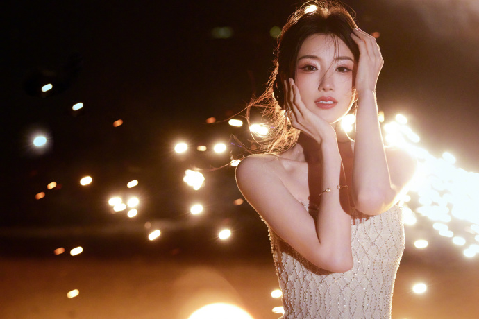 毛晓彤今日星光大赏造型，好美好诱人