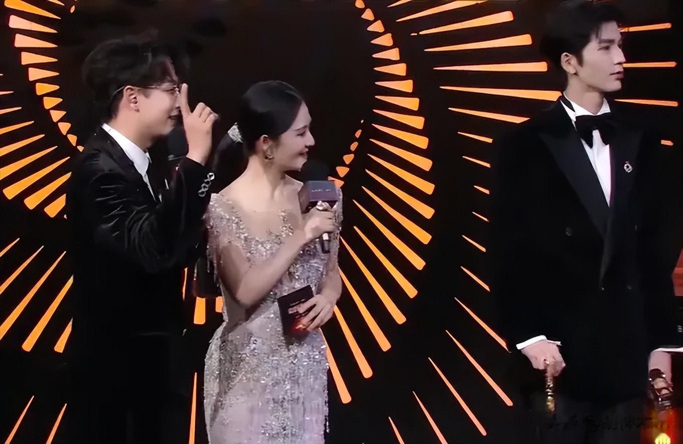 谢娜主持晚会还是差一口气!直播接不上话,看热闹忘记控场一直笑