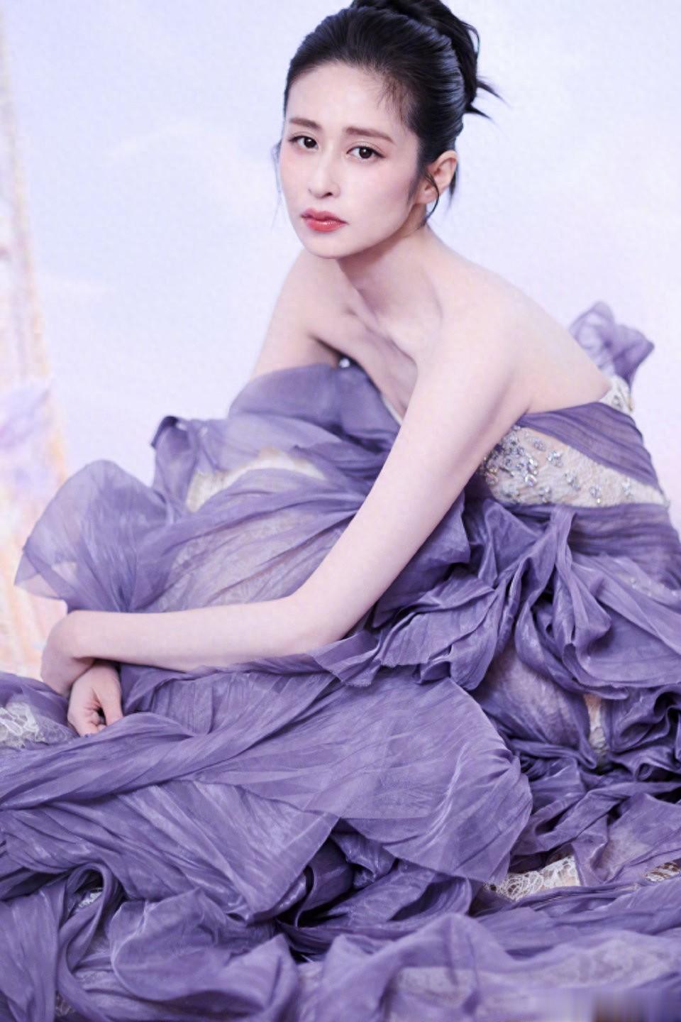 颖儿三亚酒店吃早餐！一大桌没吃两口就去找女儿，度假风穿搭好美