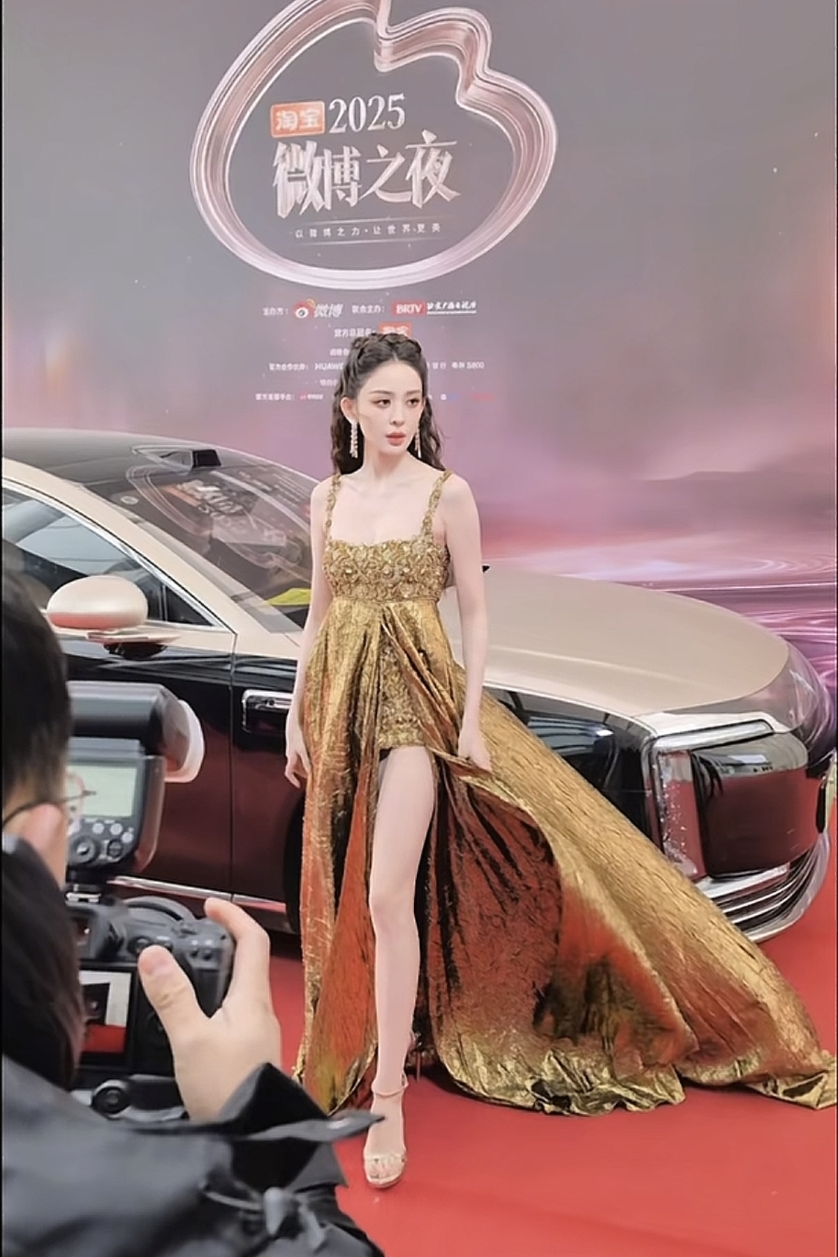 腿好长！娜扎出席微博之夜，鎏金开叉长裙好美呀，颜值身段双封神